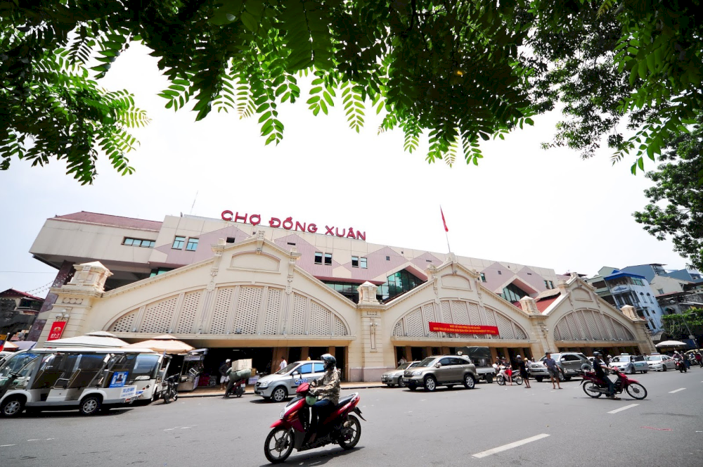 Dong Xuan Market is a place that attracts many locals and tourists